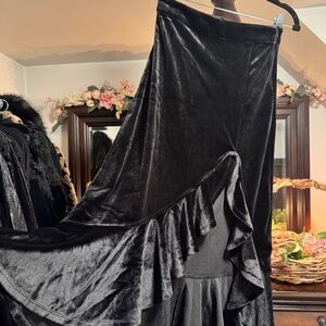 Forever 21 Black velvet Skirt Small